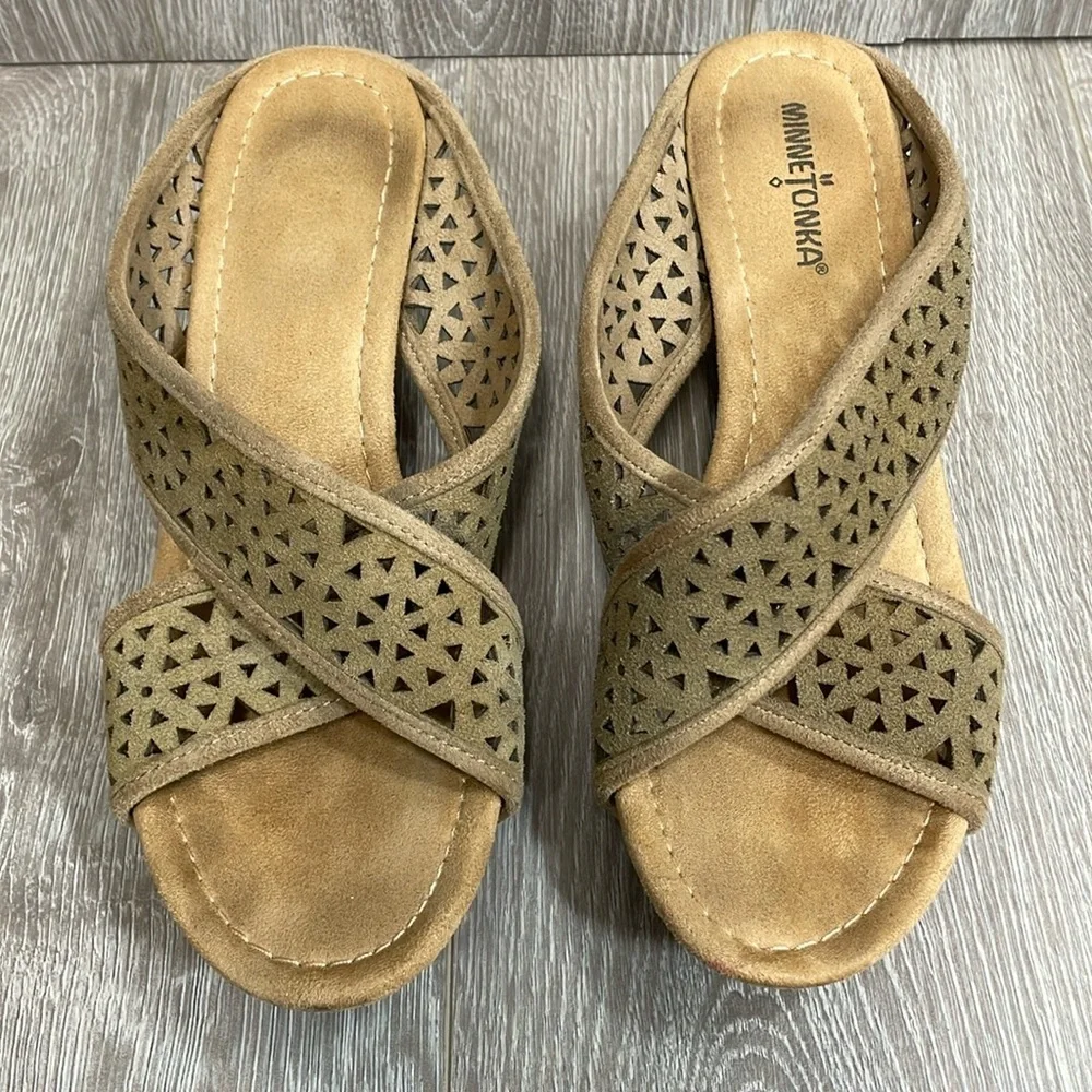 Minnetonka Lainey Laser Cut Suede Leather Cork Wedge Sandal Tan 9